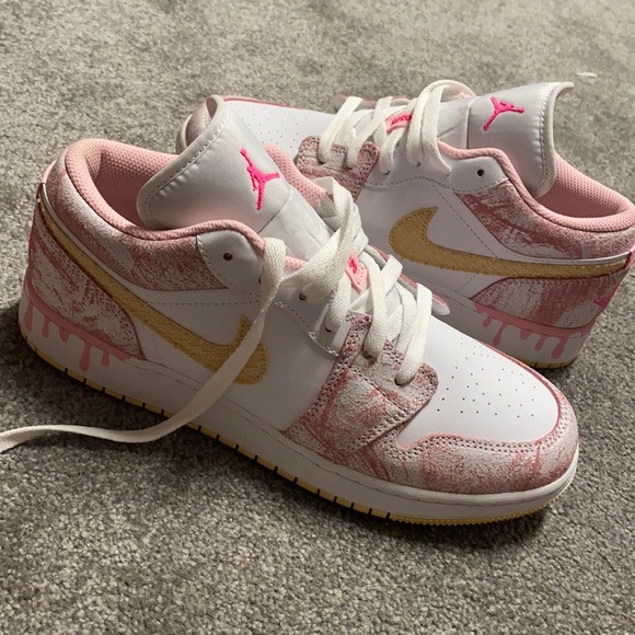 7 Kids/ Women’s 8 low Jordan 1